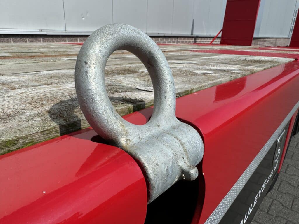 Beschermhaak op brandweerwagen, professioneel voertuigaccessoire voor brandbestrijding.