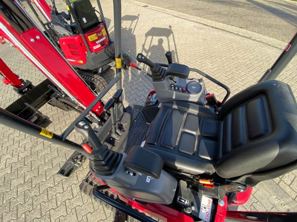 Middellijn van een compacte platformkraan met bedieningselementen en stuurknop.