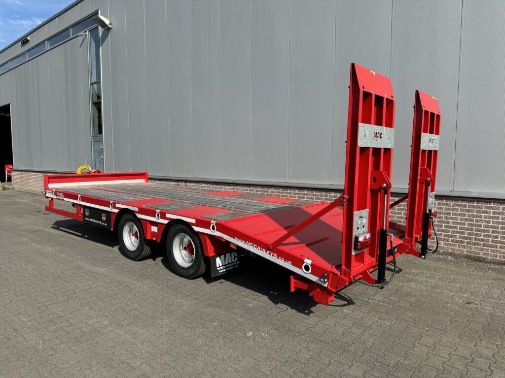 - Dieplader trailer voor zwaar transport, geschikt voor industriële ladingen.