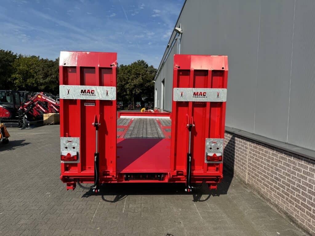 Zware rode aanhangwagen met kunststof laadvlakte en efficiënte hydraulische kleppen.