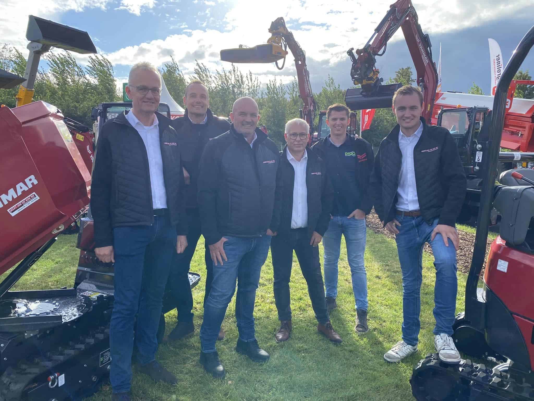 1. Groepsfoto met agrarische tractoren en machines voor landbouw en grondbewerking.