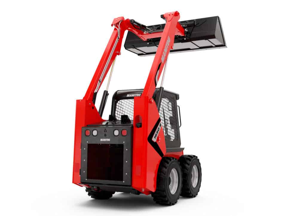 Klein mini skidlaadmachine met vorkheftruck en beschermende cabine voor bouw en industrie.