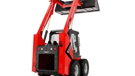 Klein mini skidlaadmachine met vorkheftruck en beschermende cabine voor bouw en industrie.