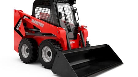 1. Mini shovel laadtuig met cabine en zwarte voorklep voor bouw en tuinwerkzaamheden.