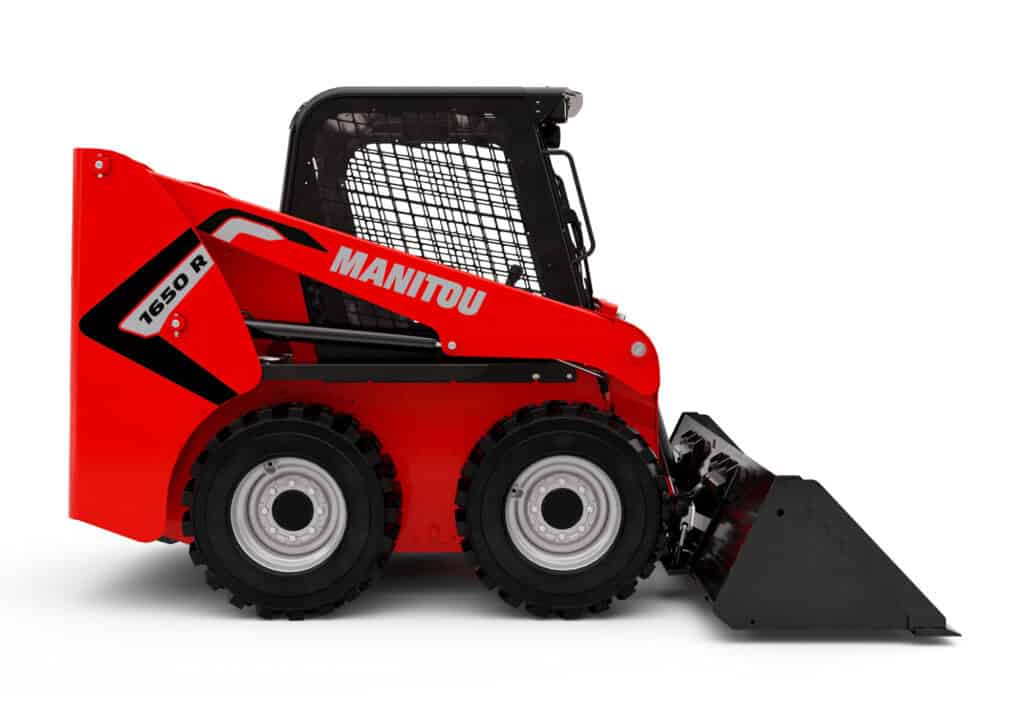 1. Miniatuur skid steer loader met graafbak, merk Manitou op witte achtergrond.