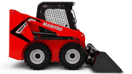 1. Miniatuur skid steer loader met graafbak, merk Manitou op witte achtergrond.