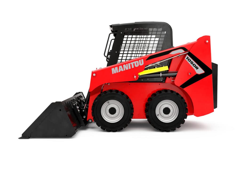 Mini skid steer met ploeg, ideaal voor grondbewerking en compacte werkzaamheden.