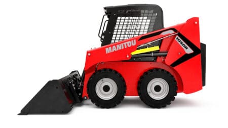 Mini skid steer met ploeg, ideaal voor grondbewerking en compacte werkzaamheden.