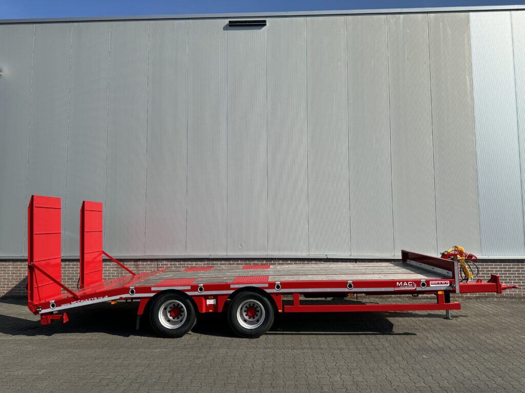 Veilig transport trailer voor zwaar werk en machinevervoer.