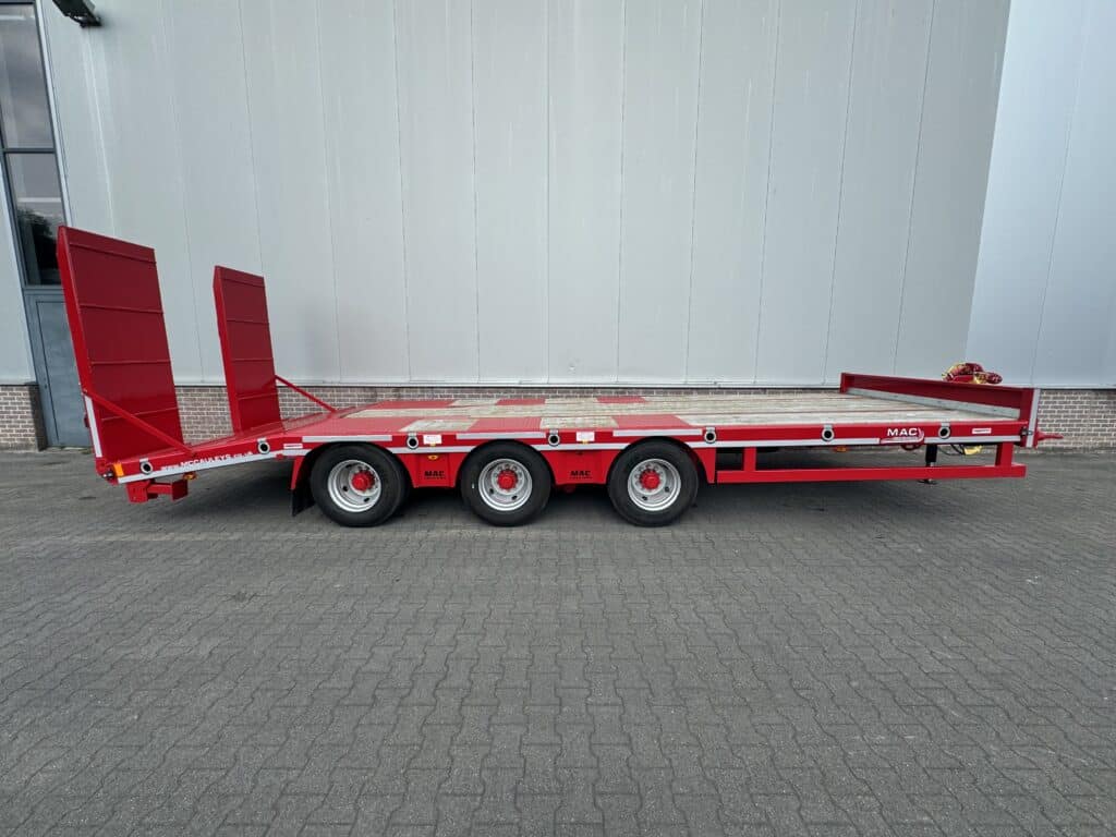 Veetransportwagen met rode kleur, ideaal voor verhuizing en zwaar transport.