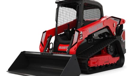 Kleintractorpersoon met cabine en rubberen rupsen, geschikt voor bouw- en landbouwwerkzaamheden.