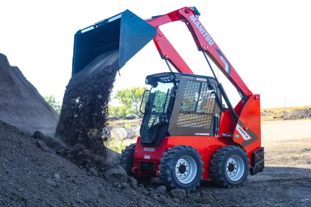 Kleine graafmachine tijdens het werken op een bouwplaats met dynamische omgeving en achtergrond.