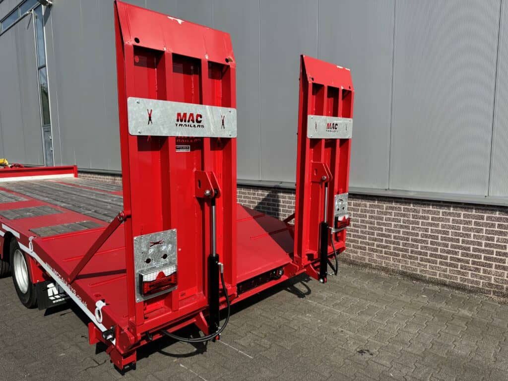 Veetransportwagen met customized laadvlakken en oprijplaten voor trailers en transportoplossingen.
