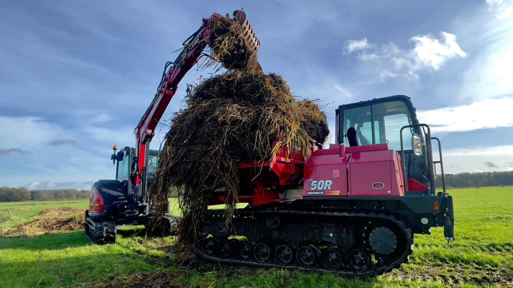 Energiezuinige graafmachine in aktion bij grondwerken en landbewerking.