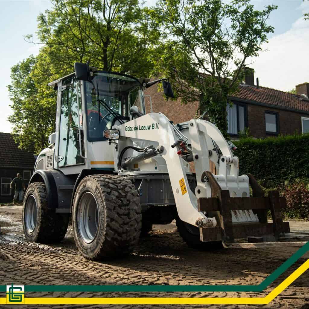 Betonploeger op bouwplaats voor ondergronds werk, moderne machines en experts.