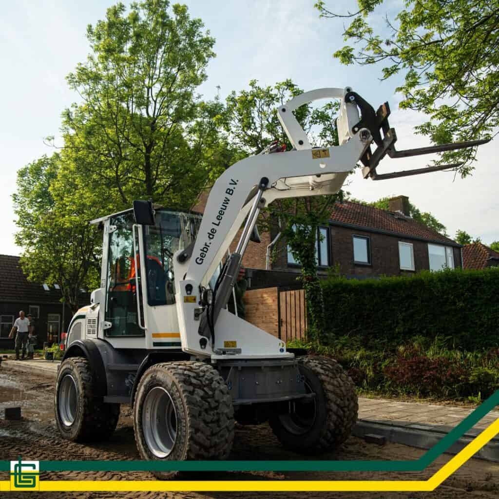 Robuuste graafmachine op bouwlocatie voor grondverzet en constructiewerkzaamheden.