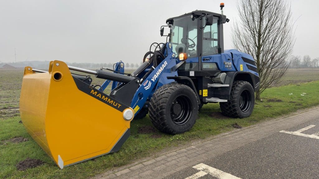 Steiger met graafmachine van Yamnar, geschikt voor bouw en tuinwerkzaamheden.