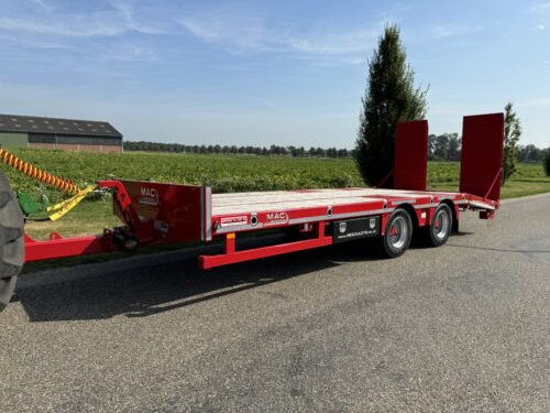 Robuuste rode aanhanger voor transport en overslag, ideaal voor landbouw en bouwprojecten.
