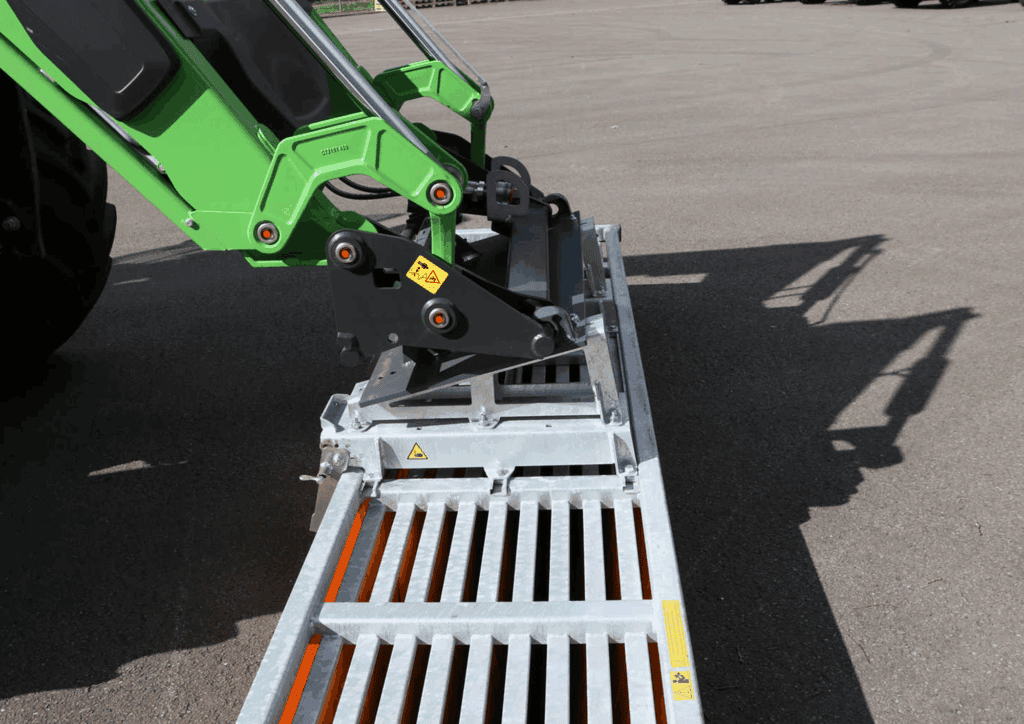 Veilig werkplatform voor hoogwerkers en bouwmachines, met stabiele en flexibele ondersteuning.