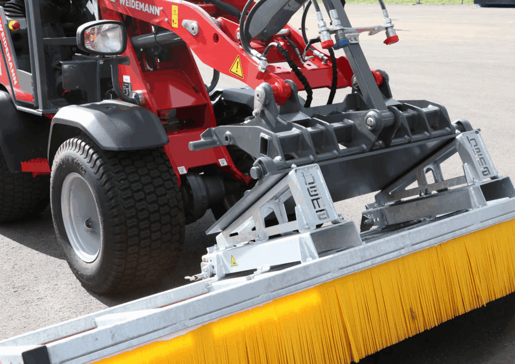 Hoogwaardige sweeper voor terreinreiniging en straatwasinstallaties.