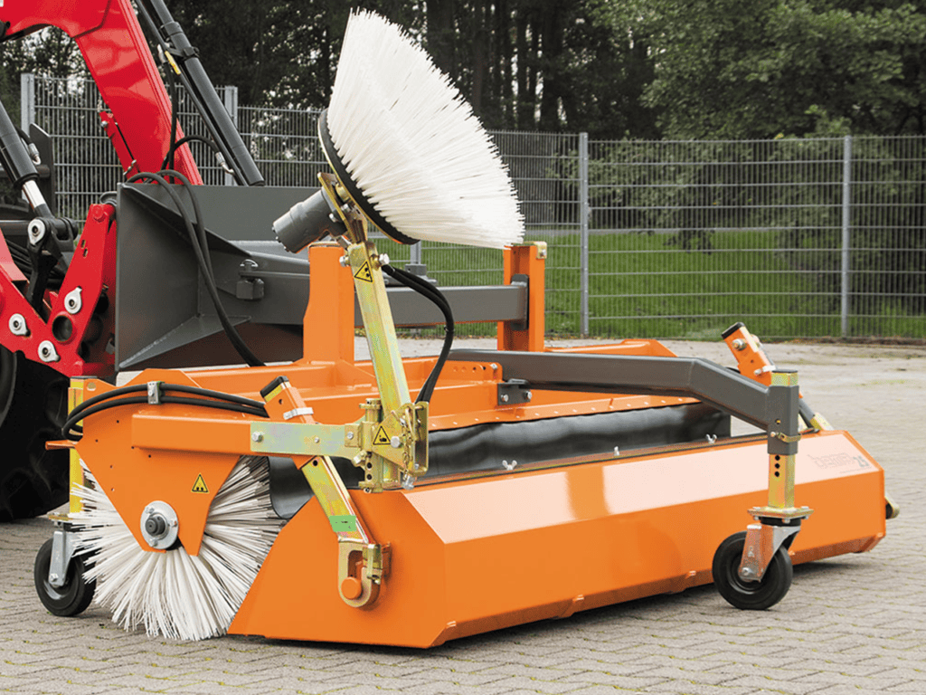 Alt tekst: Professionele maaibreker voor tuinonderhoud en bestrating, soepel en efficiënt.