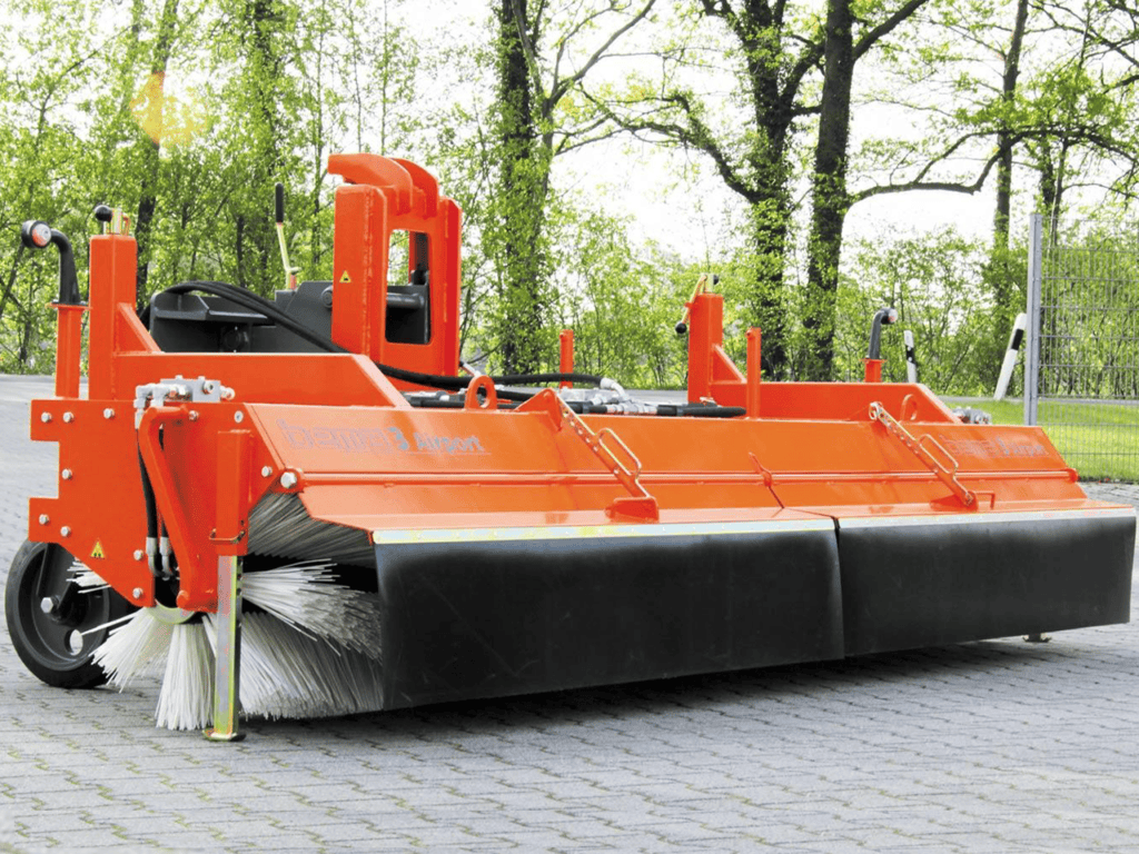Veeginrichting voor wegenonderhoud met vegen en borstels, geschikt voor straatreiniging door Geert-Jan de Kok.