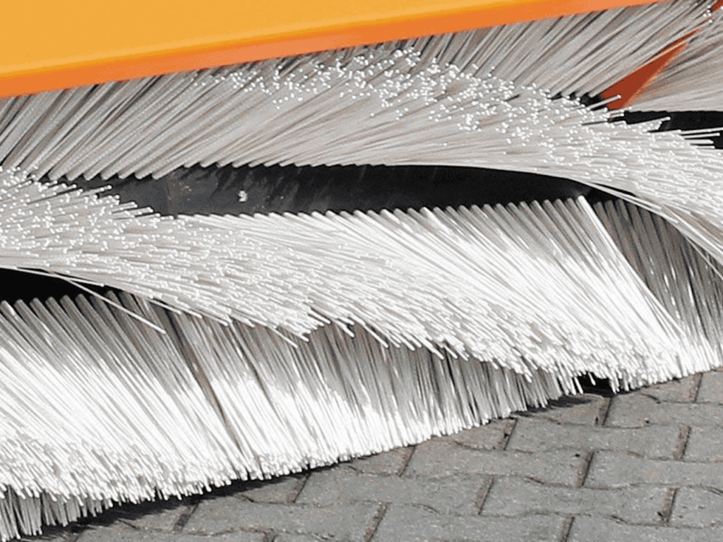 Stofzuigerborstel met witte nylonharen voor professionele reiniging.