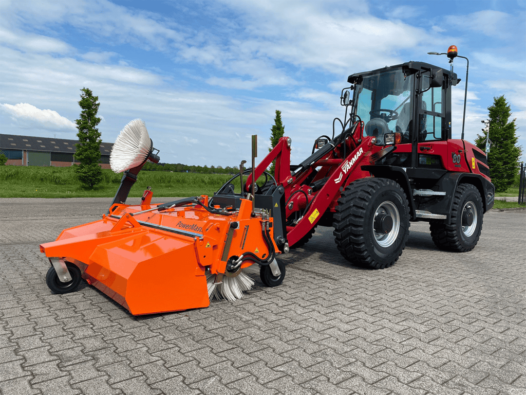 1. Robuuste frontmaaier op een landbouwweg, ideaal voor tuin- en parkeerplaatsonderhoud.