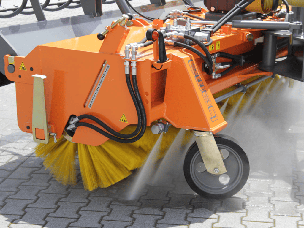 Nauwkeurig schrobmachine op straat, geschikt voor schoonmaak en onderhoud van openbare ruimtes.