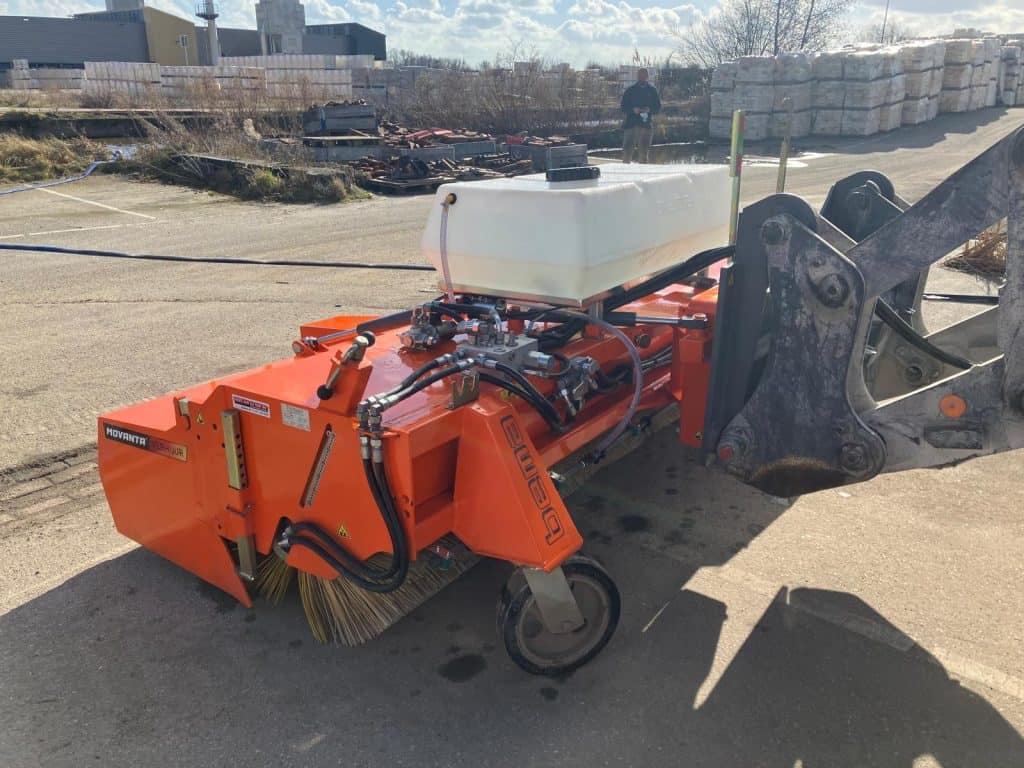 Krachtige straatborstelmachine met hydraulische aandrijving, geschikt voor zware reinigingswerkzaamheden.