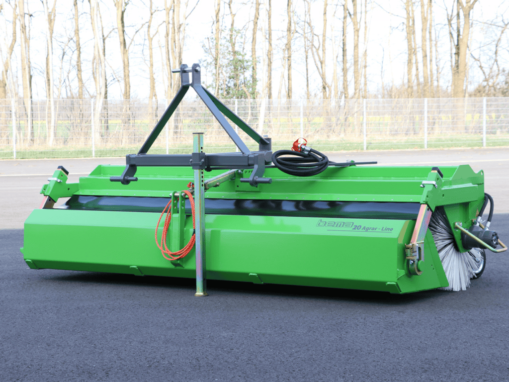 Krachtige groene straatborstelmachine voor cleaning en onderhoud van wegen en paden.