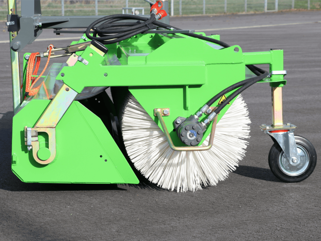 Efficiënte wegmaaier voor het onderhoud van asfalt en wegen, aangeboden door Geert-Jan de Kok B.V.