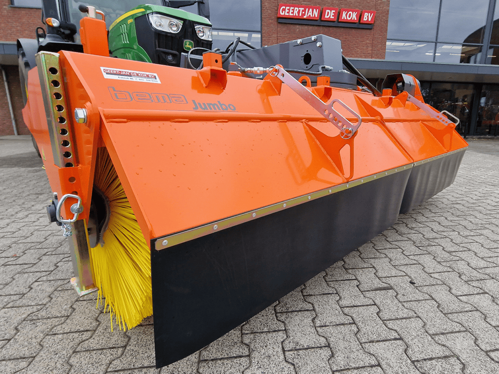 Veegmachine voor landbouw en wegenbouw, geleverd door Geert-Jan de Kok B.V.