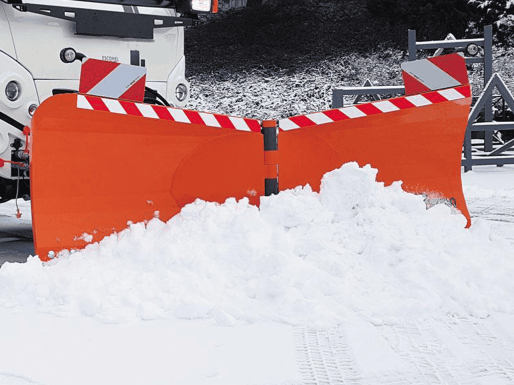Rode sneeuwschuiver op een sneeuwrijke weg voor veilige winterwegenonderhoud.