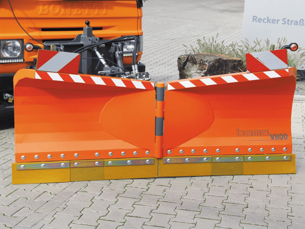 Robuuste orange Strooi- en sneeuwschuif voor weginspectie en onderhoud.