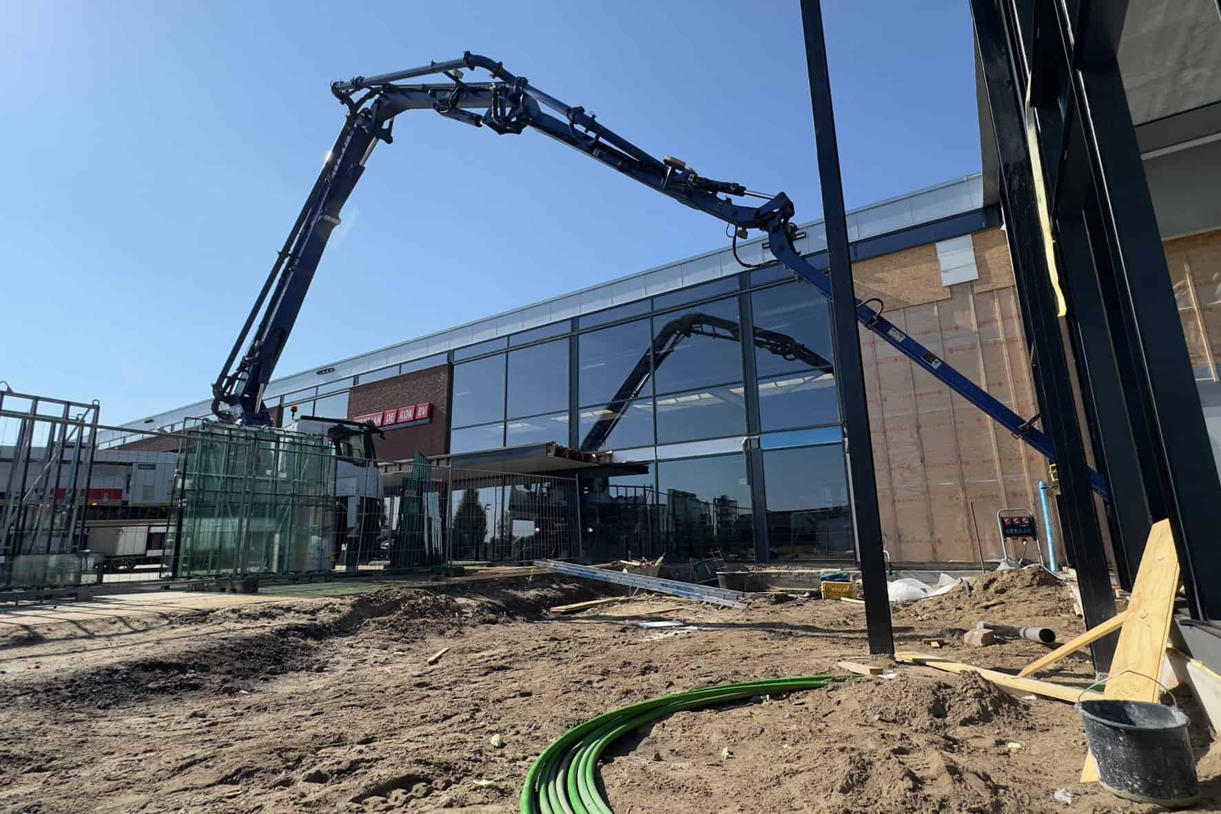 Isometrische betonbouw met hijskraan bij nieuwbouwproject van Geert-Jan de Kok B.V.