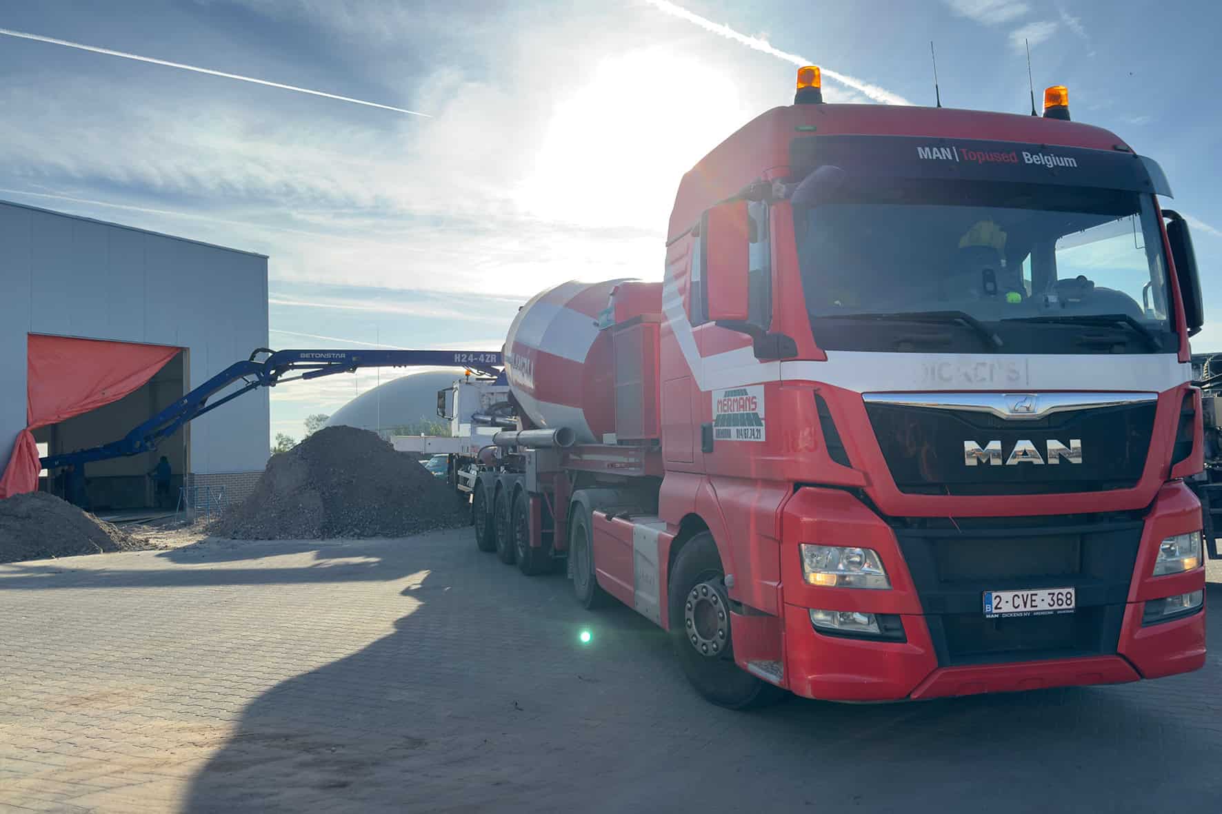 1. Betonnen mixerwagen van Geert-Jan de Kok BV in actie op bouwplaats.