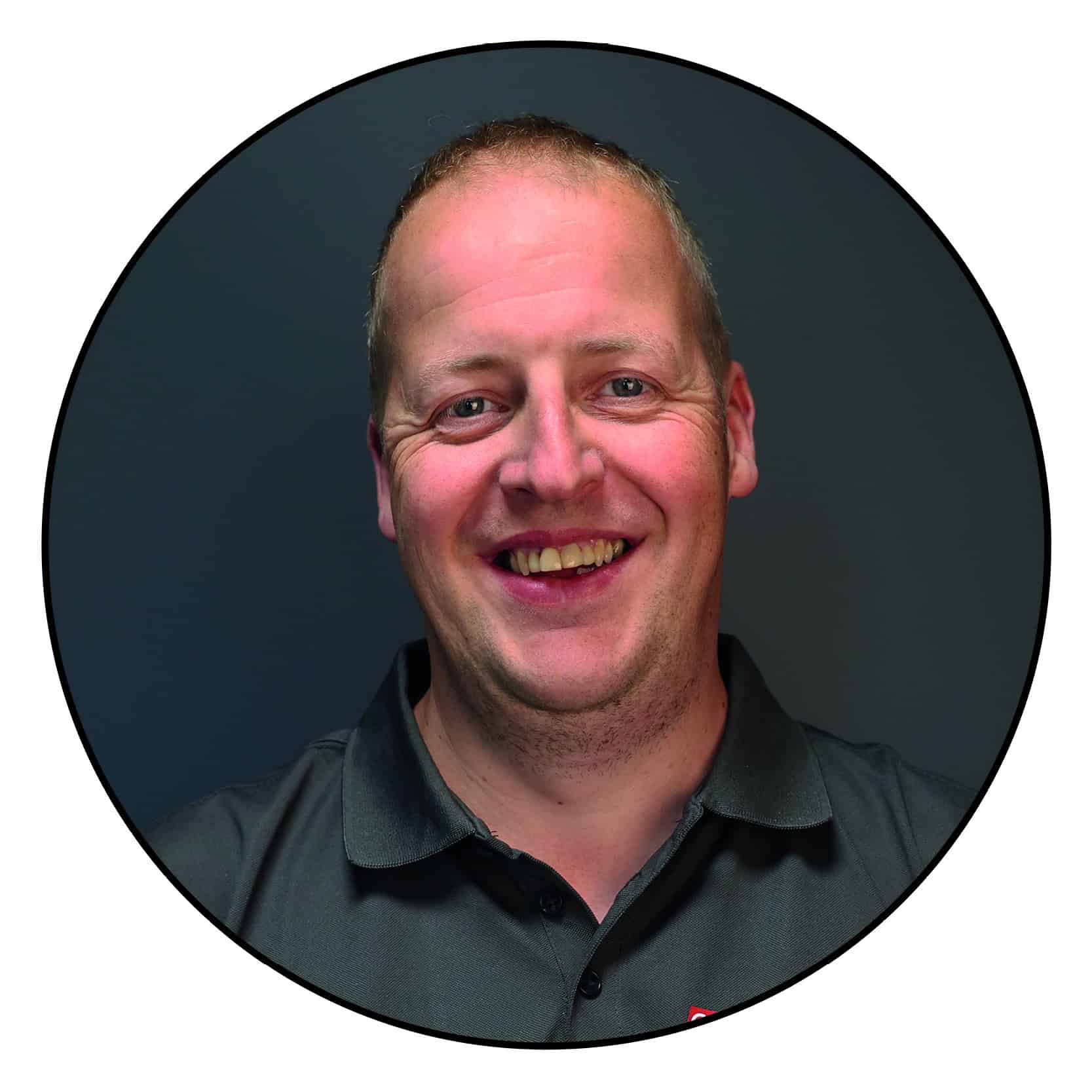 Gezicht van mannelijke professional met glimlach, zwart shirt, ronde profielfoto voor SEO Gezond vakmanschap.