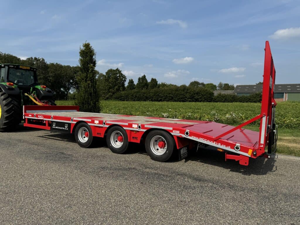 1. Veetrailer voor tractorvervoer met verstelbare oprijkant en veiligheidssystemen.