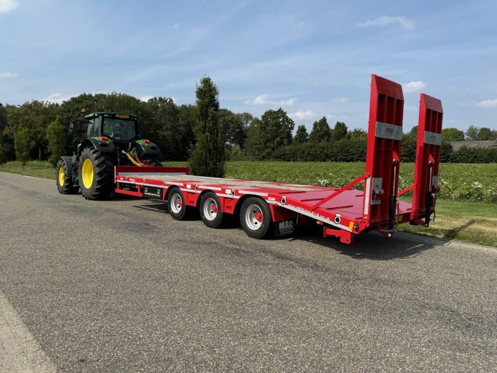 Veilig transport van landbouwmachines met geavanceerde landbouwtrailers op de openbare weg.