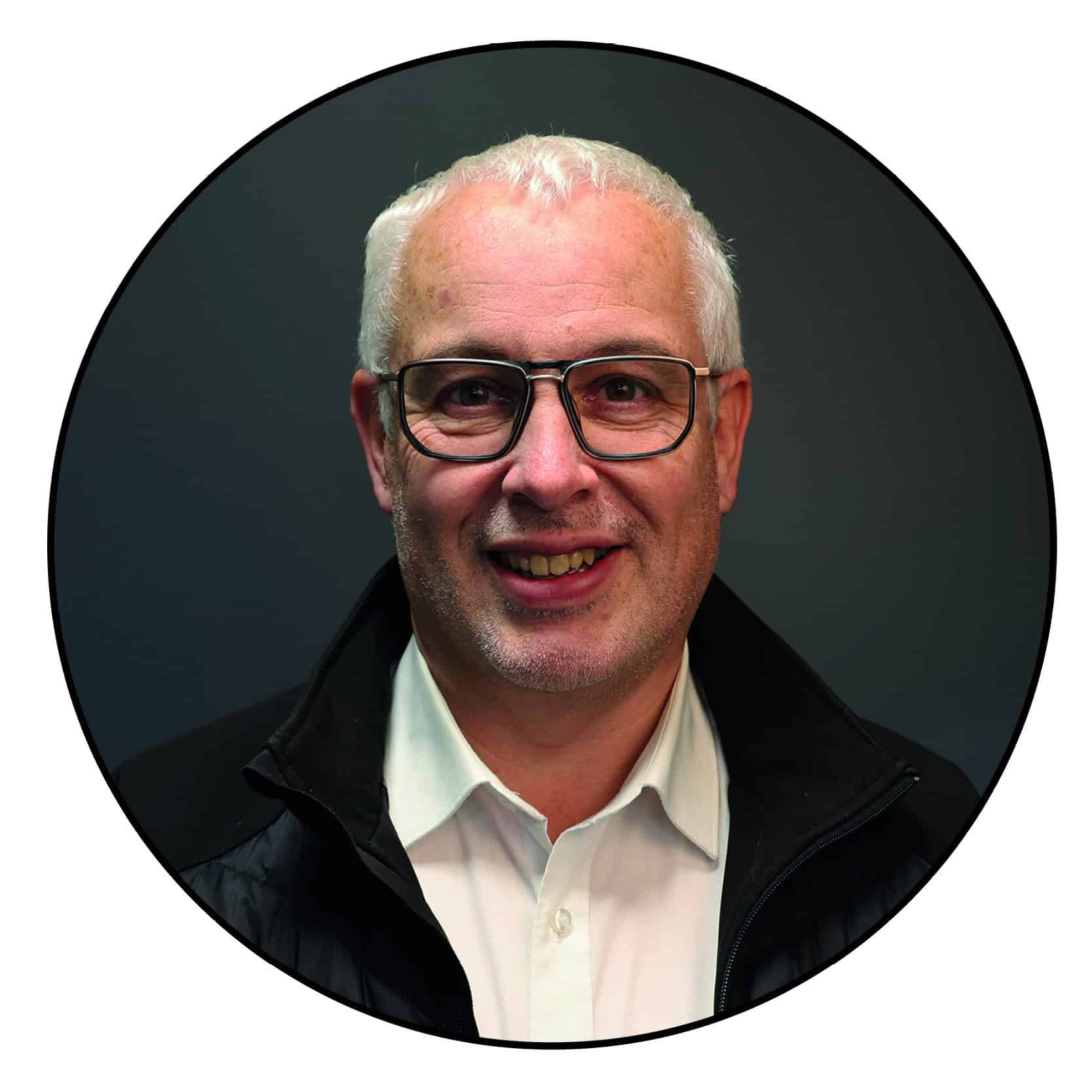 Modern bedrijfsmannen foto in zakelijke stijl, professionele man met brillen, glimlachend, voor website en SEO.