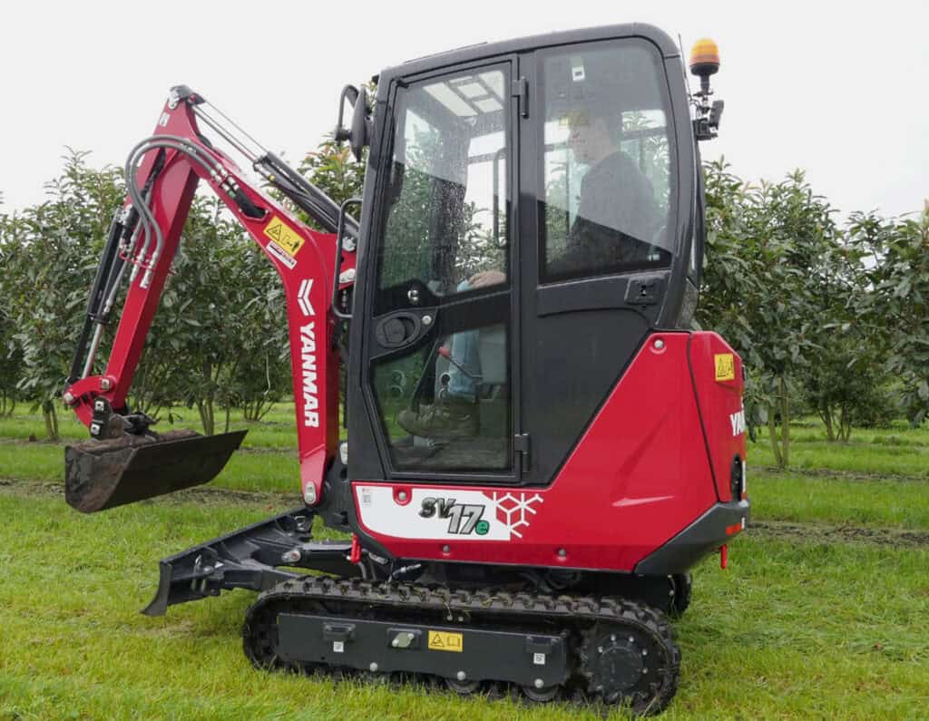 Klein minishovel Yanmar SV17e op groene grasweide voor tuin- en groenprojecten.