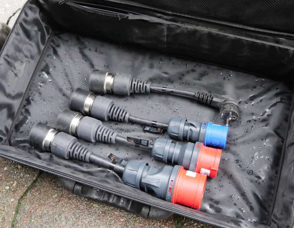 Dompelpomp met waterdichte kabels en filters in waterdichte tas voor efficiëntie en bescherming.