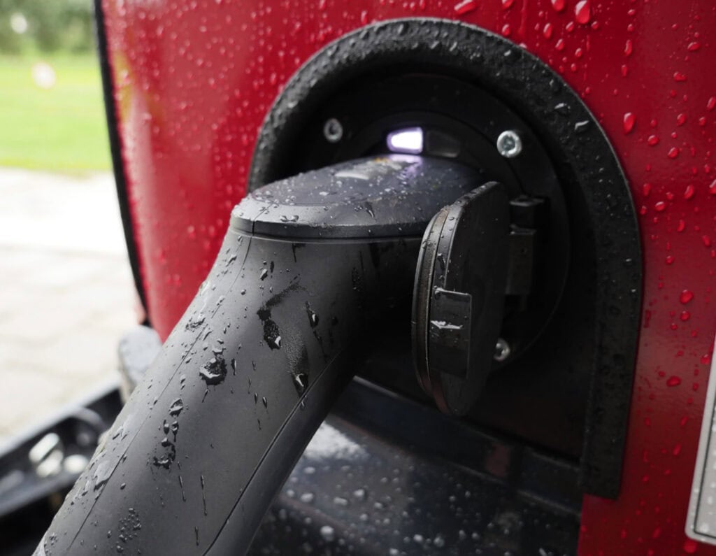 Stekker contact voor elektrisch voertuig bij Geert-Jan de Kok B.V.