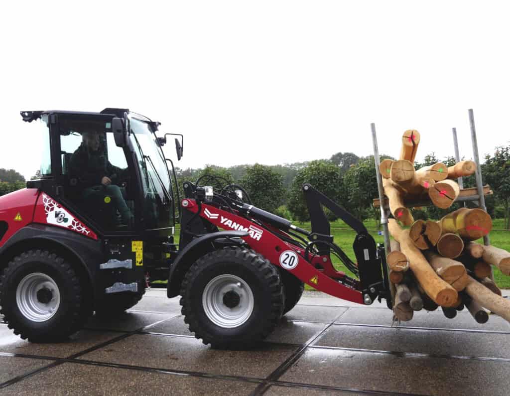 Hoogwaardige bosbouw tractor met laadbak voor houttransporteer en tuinwerkzaamheden.