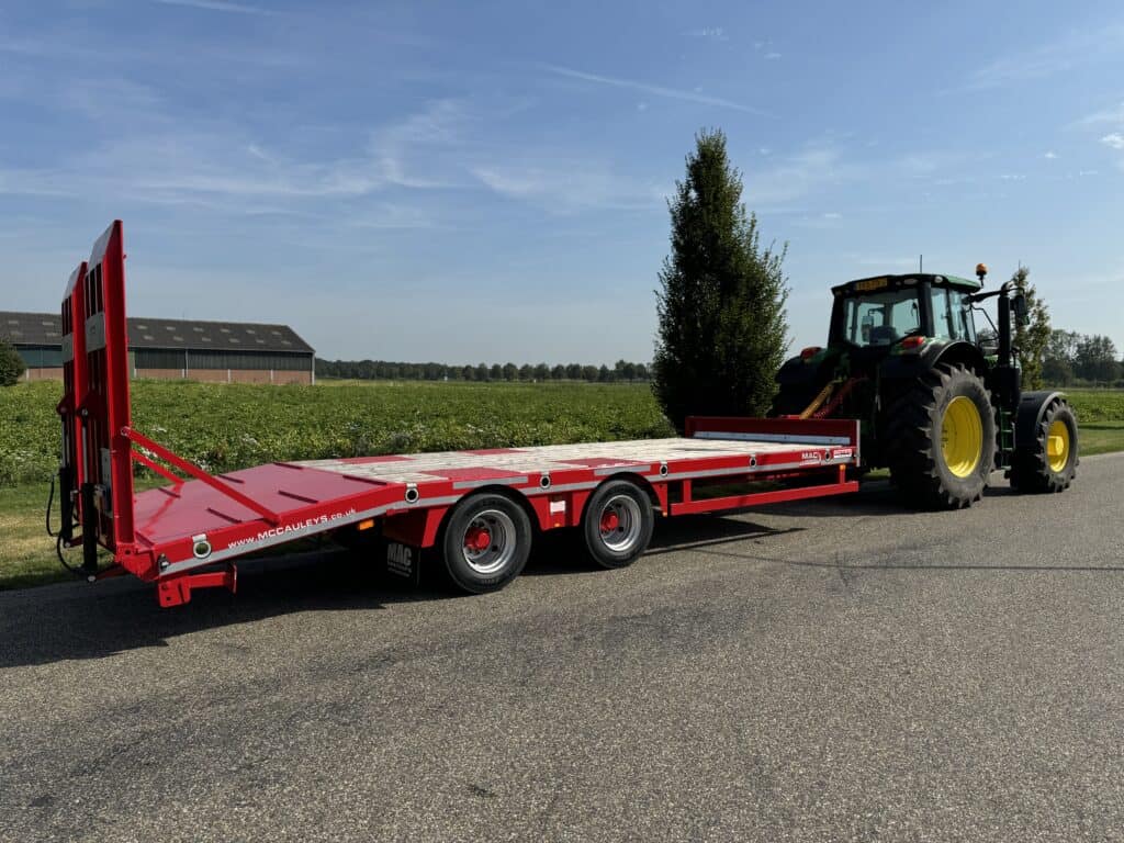 Veetransportwagen met trekker, geschikt voor landbouw en bouw, voor zwaar transport en machinevervoer.