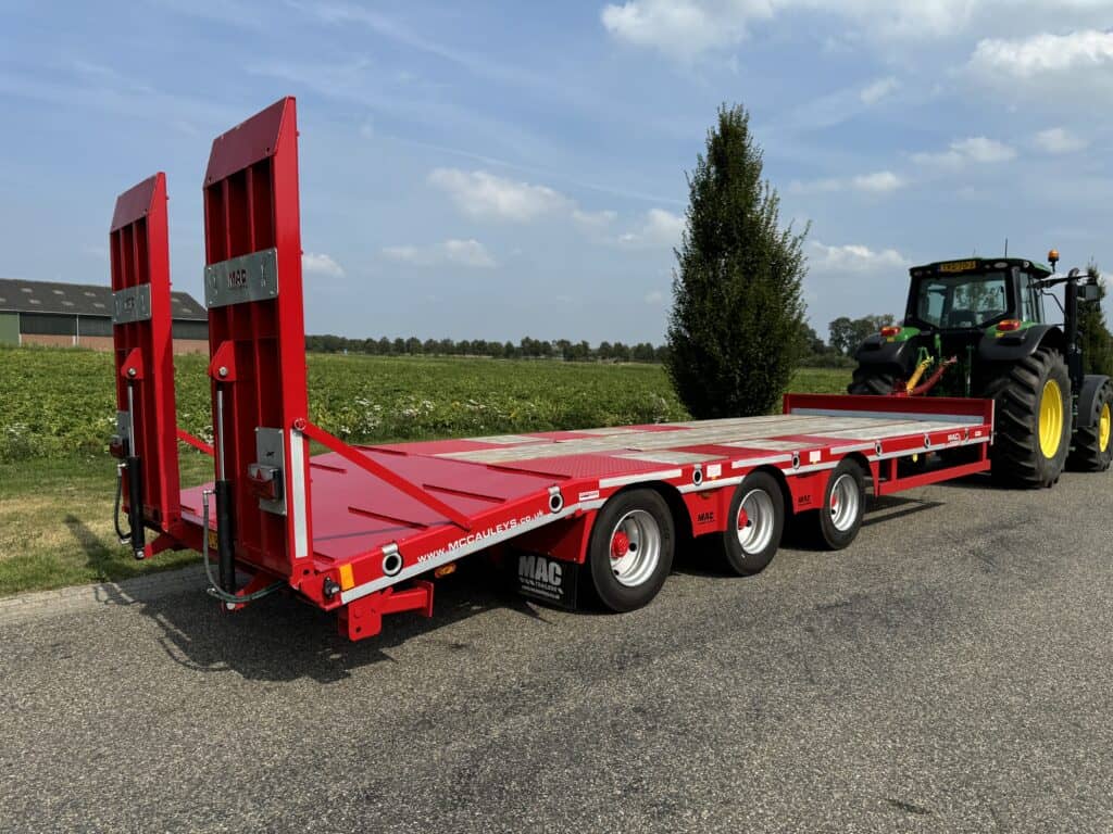 Veetransportwagen met landbouwtractor, geschikt voor zwaar landbouwmateriaal en implementen.