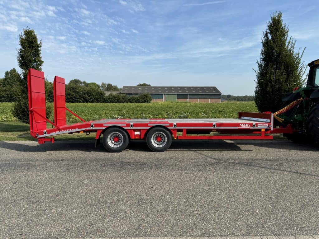 Veetransportwagen rode kleur, geschikt voor landbouw- en opslaggebruik.