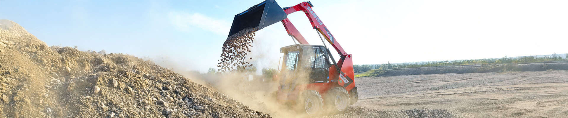 Xenon hijskraan die aarde verplaatst op bouwplaats in open veld.