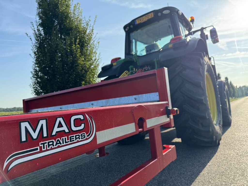 Metaal en kunststof transporttrailer door MAC Trailers, geschikt voor landbouwvoertuigen.